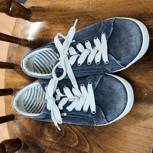 Womans 9.5 blue taos comfort sneaker